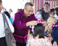 ผู้ว่าราชการจังหวัดสุราษฎร์ธานี ร่วมต้อนรับนักท่องเที่ยวบินต ... พารามิเตอร์รูปภาพ 1