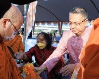 ผู้ว่าราชการจังหวัดสุราษฎร์ธานี นำพุทธศาสนิกชน ทำบุญตักบาตรว ... พารามิเตอร์รูปภาพ 5