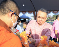 ผู้ว่าราชการจังหวัดสุราษฎร์ธานี นำพุทธศาสนิกชน ทำบุญตักบาตรว ... พารามิเตอร์รูปภาพ 10