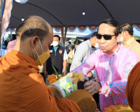 ผู้ว่าราชการจังหวัดสุราษฎร์ธานี นำพุทธศาสนิกชน ทำบุญตักบาตรว ... พารามิเตอร์รูปภาพ 12