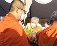 ผู้ว่าราชการจังหวัดสุราษฎร์ธานี นำพุทธศาสนิกชน ทำบุญตักบาตรว ... พารามิเตอร์รูปภาพ 14