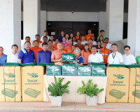 ผู้ว่าราชการจังหวัดสุราษฎร์ธานี รับมอบผ้าห่ม จำนวน 500 ผืน จ ... พารามิเตอร์รูปภาพ 2
