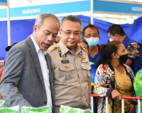 จังหวัดสุราษฎร์ธานีจับมือกระทรวงพาณิชย์ เปิดจำหน่ายสินค้าราค ... พารามิเตอร์รูปภาพ 3