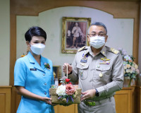 ชมรมแม่บ้านทหารอากาศ กองบิน 7 มอบแจกันดอกป๊อปปี้แก่พ่อเมืองส ... พารามิเตอร์รูปภาพ 1