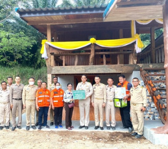 รองผู้ว่าราชการจังหวัดสุราษฎร์ธานี เป็นประธานในพิธี มอบบ้านใ ... พารามิเตอร์รูปภาพ 1