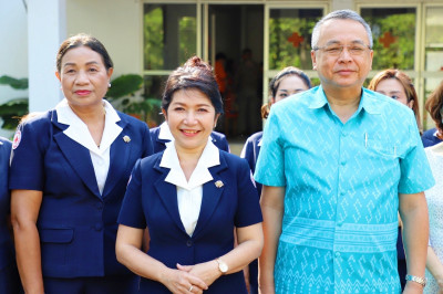 ผู้ว่าราชการจังหวัดสุราษฎร์ธานี จับมือนายกเหล่ากาชาดจังหวัดส ... พารามิเตอร์รูปภาพ 1