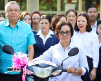 ผู้ว่าราชการจังหวัดสุราษฎร์ธานี จับมือนายกเหล่ากาชาดจังหวัดส ... พารามิเตอร์รูปภาพ 16