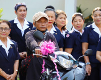 ผู้ว่าราชการจังหวัดสุราษฎร์ธานี จับมือนายกเหล่ากาชาดจังหวัดส ... พารามิเตอร์รูปภาพ 18
