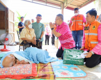 ผู้ว่าฯ สุราษฎร์ธานีห่วงใยประชาชนกลุ่มเปราะบาง นำนายอำเภอลงพ ... พารามิเตอร์รูปภาพ 7