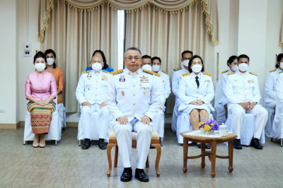 พิธีมอบแบบลายผ้าพระราชทาน “ผ้าลายดอกรักราชกัญญา” ให้แก่ตัวแท ... พารามิเตอร์รูปภาพ 1