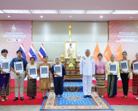 พิธีมอบแบบลายผ้าพระราชทาน “ผ้าลายดอกรักราชกัญญา” ให้แก่ตัวแท ... พารามิเตอร์รูปภาพ 3