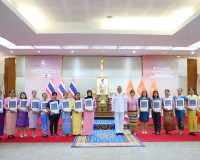 พิธีมอบแบบลายผ้าพระราชทาน “ผ้าลายดอกรักราชกัญญา” ให้แก่ตัวแท ... พารามิเตอร์รูปภาพ 4