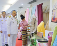 พิธีมอบแบบลายผ้าพระราชทาน “ผ้าลายดอกรักราชกัญญา” ให้แก่ตัวแท ... พารามิเตอร์รูปภาพ 11