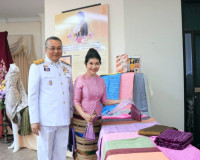 พิธีมอบแบบลายผ้าพระราชทาน “ผ้าลายดอกรักราชกัญญา” ให้แก่ตัวแท ... พารามิเตอร์รูปภาพ 12