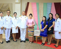 พิธีมอบแบบลายผ้าพระราชทาน “ผ้าลายดอกรักราชกัญญา” ให้แก่ตัวแท ... พารามิเตอร์รูปภาพ 14
