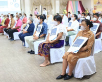พิธีมอบแบบลายผ้าพระราชทาน “ผ้าลายดอกรักราชกัญญา” ให้แก่ตัวแท ... พารามิเตอร์รูปภาพ 15