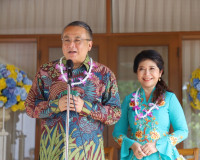 รองผู้ว่าราชการจังหวัด นำส่วนราชการ ร่วมสรงน้ำพระและรดน้ำขอพ ... พารามิเตอร์รูปภาพ 1