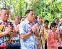 รองผู้ว่าราชการจังหวัด นำส่วนราชการ ร่วมสรงน้ำพระและรดน้ำขอพ ... พารามิเตอร์รูปภาพ 2