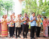 รองผู้ว่าราชการจังหวัด นำส่วนราชการ ร่วมสรงน้ำพระและรดน้ำขอพ ... พารามิเตอร์รูปภาพ 3