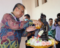 รองผู้ว่าราชการจังหวัด นำส่วนราชการ ร่วมสรงน้ำพระและรดน้ำขอพ ... พารามิเตอร์รูปภาพ 4