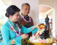 รองผู้ว่าราชการจังหวัด นำส่วนราชการ ร่วมสรงน้ำพระและรดน้ำขอพ ... พารามิเตอร์รูปภาพ 5