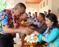 รองผู้ว่าราชการจังหวัด นำส่วนราชการ ร่วมสรงน้ำพระและรดน้ำขอพ ... พารามิเตอร์รูปภาพ 8
