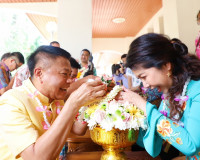 รองผู้ว่าราชการจังหวัด นำส่วนราชการ ร่วมสรงน้ำพระและรดน้ำขอพ ... พารามิเตอร์รูปภาพ 12
