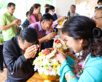 รองผู้ว่าราชการจังหวัด นำส่วนราชการ ร่วมสรงน้ำพระและรดน้ำขอพ ... พารามิเตอร์รูปภาพ 13