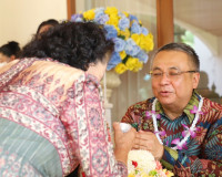 รองผู้ว่าราชการจังหวัด นำส่วนราชการ ร่วมสรงน้ำพระและรดน้ำขอพ ... พารามิเตอร์รูปภาพ 14