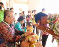 รองผู้ว่าราชการจังหวัด นำส่วนราชการ ร่วมสรงน้ำพระและรดน้ำขอพ ... พารามิเตอร์รูปภาพ 16