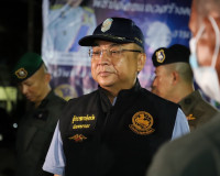 ผู้ว่าราชการจังหวัดสุราษฎร์ธานี จับมือ ผู้บัญชาการตำรวจท่องเ ... พารามิเตอร์รูปภาพ 1