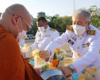 จังหวัดสุราษฎร์ธานี พร้อมใจร่วมพิธีทำบุญตักบาตรข้าวสารอาหารแ ... พารามิเตอร์รูปภาพ 11
