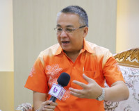 ผู้ว่าฯสุราษฎร์ธานี จับมือ นายแพทย์สาธารณสุข แถลง พบหญิงต่าง ... พารามิเตอร์รูปภาพ 1