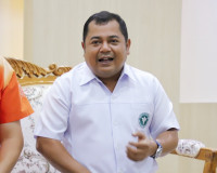 ผู้ว่าฯสุราษฎร์ธานี จับมือ นายแพทย์สาธารณสุข แถลง พบหญิงต่าง ... พารามิเตอร์รูปภาพ 4