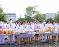 พุทธศาสนิกชนจังหวัดสุราษฎร์ธานีพร้อมใจทำบุญตักบาตร ถวายพระรา ... พารามิเตอร์รูปภาพ 13