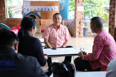 ผู้ว่าฯ สุราษฎร์ธานี ลงพื้นที่ติดตามการจัดอาหารกลางวันนักเรี ... พารามิเตอร์รูปภาพ 1