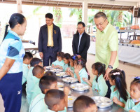ผู้ว่าฯ สุราษฎร์ธานี ลงพื้นที่สุ่มตรวจโครงการอาหารกลางวัน แล ... พารามิเตอร์รูปภาพ 13