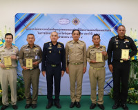 ปปส. ภาค 8 มอบโล่ประกาศเกียรติคุณบุคคลและองค์กรที่มีผลงานยอด ... พารามิเตอร์รูปภาพ 19