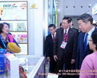 ผู้ว่าราชการจังหวัดสุราษฎร์ธานี ร่วมพิธีเปิดนิทรรศการศาลาไทย ... พารามิเตอร์รูปภาพ 16