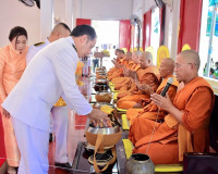 จังหวัดสุราษฎร์ธานี จัดพิธีทำบุญตักบาตรถวายพระกุศล และพิธีถว ... พารามิเตอร์รูปภาพ 4