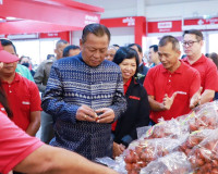 พิธีเปิด &quot;แม็คโคร สาขาเวียงสระ &quot; โดยมีนายสมโภช เรืองกูล ผู้จ ... พารามิเตอร์รูปภาพ 12