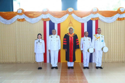 นายพลากร สุวรรณรัฐ องคมนตรี เป็นผู้แทนพระองค์ไปมอบปริญญาบัตร ... พารามิเตอร์รูปภาพ 1