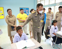 องคมนตรี ในฐานะประธานกรรมการบริหารมูลนิธิการศึกษาทางไกลผ่านด ... พารามิเตอร์รูปภาพ 4