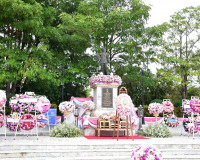ชาวจังหวัดสุราษฎร์ธานีพร้อมใจร่วมพิธีน้อมรำลึกเนื่องในวันคล้ ... พารามิเตอร์รูปภาพ 1