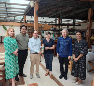 รองผู้ว่าราชการจังหวัดสุราษฎร์ธานี พร้อมด้วย นายกสมาคมส่งเสร ... พารามิเตอร์รูปภาพ 1