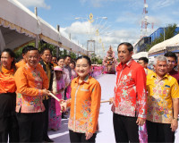 มวลชนนับหมื่นร่วมขบวนแห่เรือพระพนมทางบก ในงานประเพณีชักพระ ท ... พารามิเตอร์รูปภาพ 9
