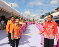 มวลชนนับหมื่นร่วมขบวนแห่เรือพระพนมทางบก ในงานประเพณีชักพระ ท ... พารามิเตอร์รูปภาพ 10