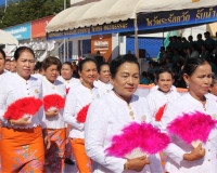มวลชนนับหมื่นร่วมขบวนแห่เรือพระพนมทางบก ในงานประเพณีชักพระ ท ... พารามิเตอร์รูปภาพ 11