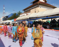 มวลชนนับหมื่นร่วมขบวนแห่เรือพระพนมทางบก ในงานประเพณีชักพระ ท ... พารามิเตอร์รูปภาพ 12