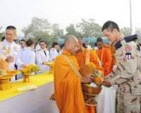 ข้าราชการและประชาชน จ.สุราษฎร์ธานี ร่วมทำบุญตักบาตรเนื่องในว ... พารามิเตอร์รูปภาพ 1